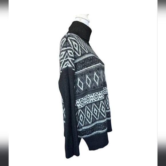 Jessica Simpson Black Aztec Print Turtle Neck Sweater Size Small - Picture 1 of 10